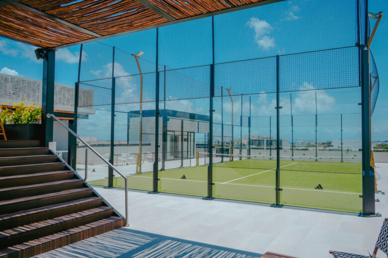 Cancha de pádel en rooftop con vista panorámica al cielo y la ciudad de Playa del Carmen, dentro de un desarrollo residencial de lujo con departamentos en venta en Playa del Carmen que combinan exclusividad, diseño y estilo de vida caribeño.