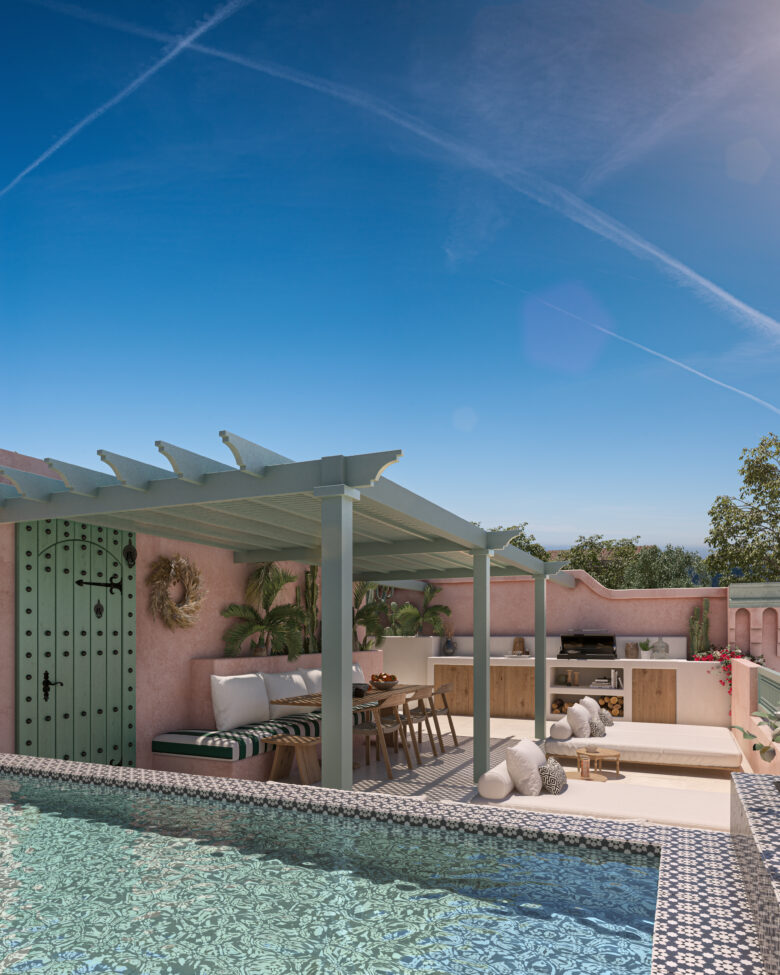 Rooftop del penthouse en Pink Riad Tulum con alberca decorada con mosaicos, pérgola de madera en tonos menta, muros rosados y detalles inspirados en la arquitectura de Marruecos. Espacio exclusivo dentro de los departamentos en venta en Tulum.