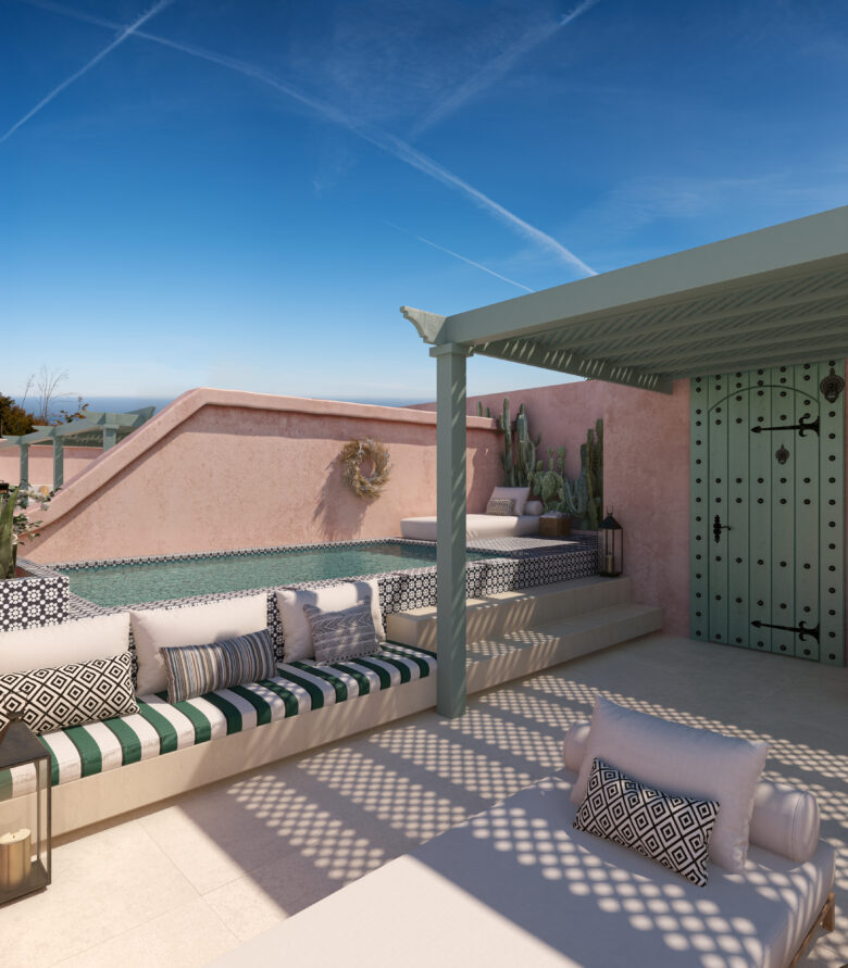 Alberca privada en el rooftop del penthouse de Pink Riad Tulum, con muros en tonos rosados, mosaicos artesanales en blanco y negro y una pérgola que proyecta sombras geométricas sobre un espacio íntimo rodeado de vegetación tropical. Parte distintiva de los departamentos en venta en Tulum.